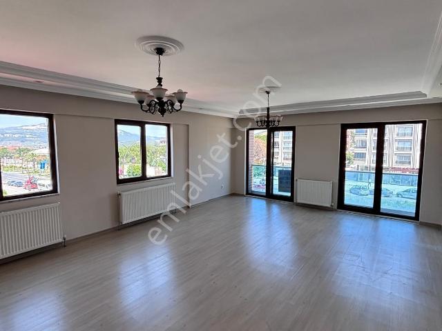 Kiralık 4+1 Merkezi Konum Bulvar Üzerinde Ara Kat