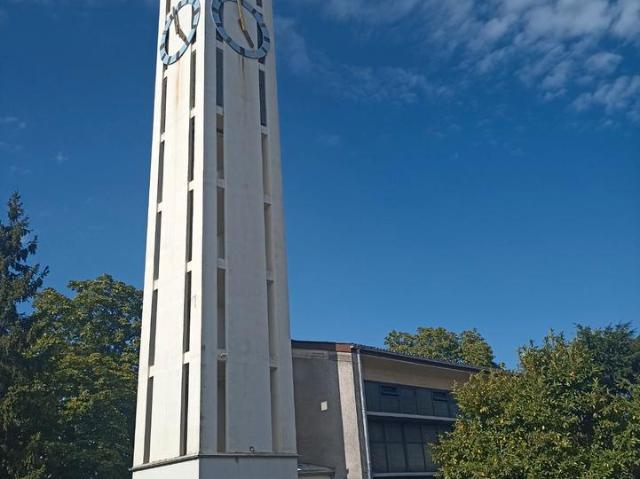 Kirche mit Grundstück, Kirchraum, Nebenraum, großzügige Toiletten