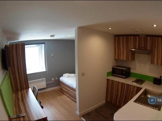 Kirkgate, Huddersfield, HD1 1 bed flat to rent £650 pcm £150 pw