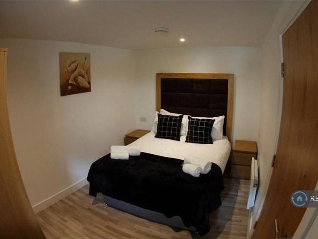 Kirkgate, Huddersfield, HD1 1 bed flat to rent £850 pcm £196 pw