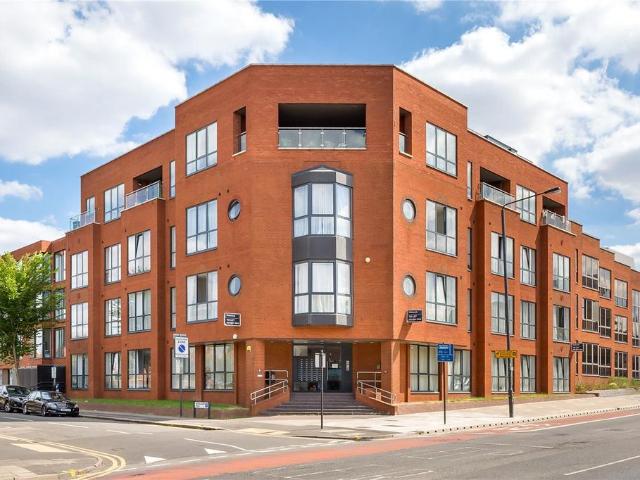 Kirkfield House, 118 Station Road. Studio to rent £1,300 pcm £300 pw