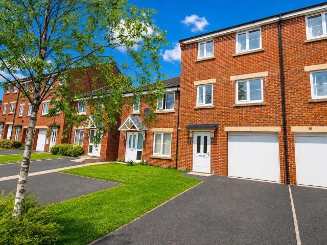 Kirkland Close, Blackburn 4 bed townhouse to rent £1,399 pcm £323 pw
