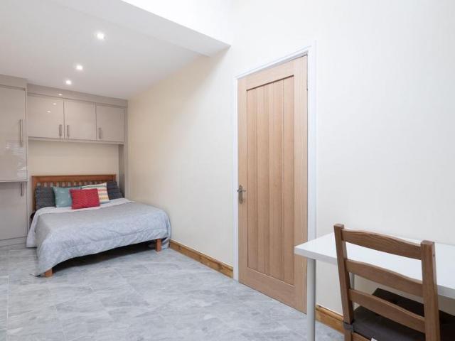 Kirklands, Sale, M33 Studio to rent £950 pcm £219 pw