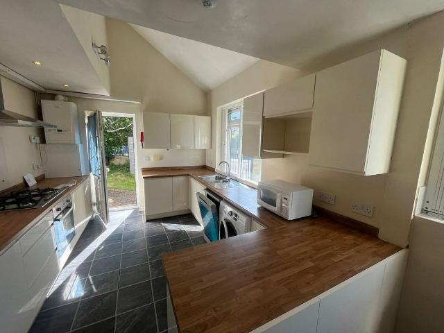 Kirkstall Lane, Kirkstall, Leeds, West Yorkshire LS5, 6 bed shared accommodation to rent, £3,094 pcm | PrimeLocation