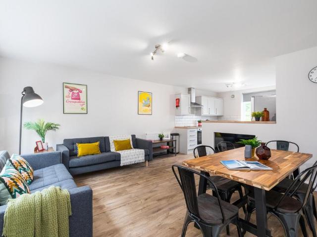 Kirkstall Lane, Leeds LS5 6 bed house to rent £3,718 pcm £858 pw