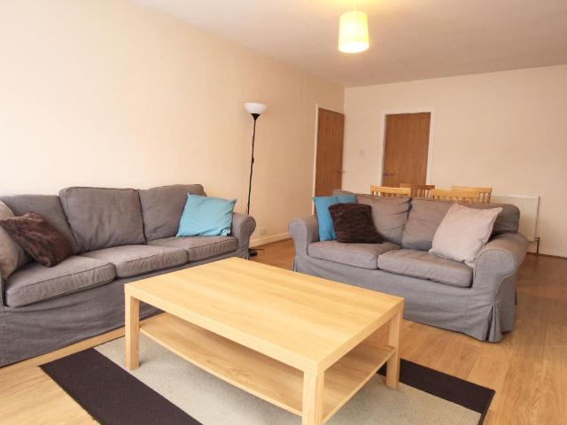 Kirkstall Lane, Leeds LS6, 2 bed flat to rent, £1,050 pcm | PrimeLocation