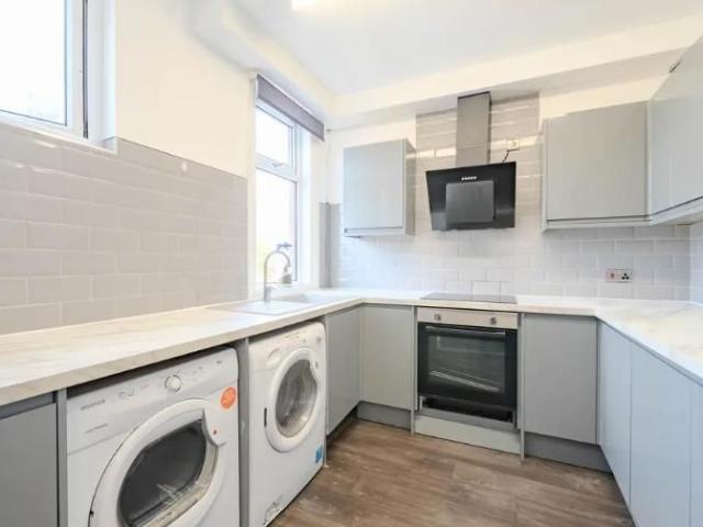 Kirkstall Lane, Leeds LS6, 5 bed flat to rent, £2,685 pcm | PrimeLocation