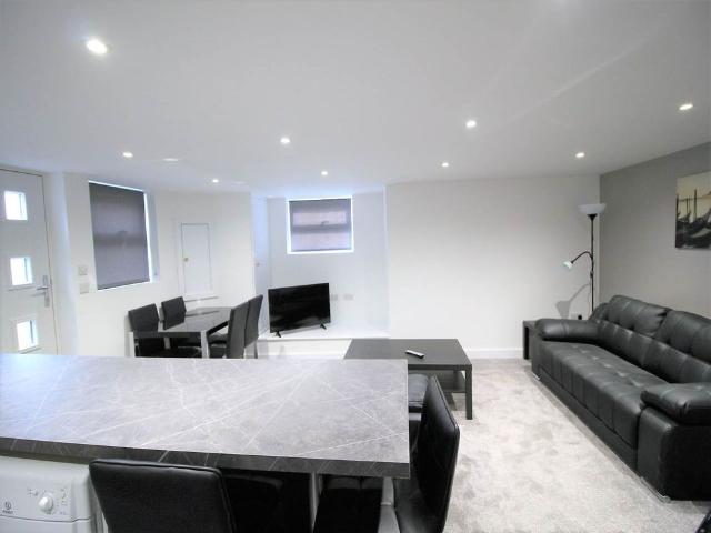 Kirkstall Lane Room 1, Headingley, Leeds