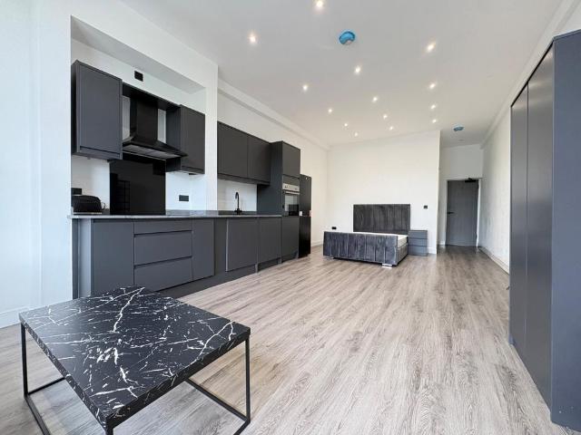 Kirkstall Road, Burley, Leeds, LS4 Studio to rent £850 pcm £196 pw