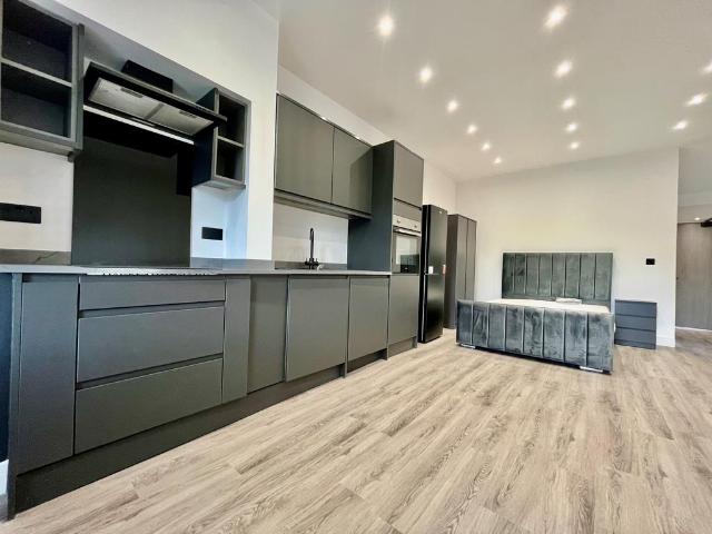 Kirkstall Road, LEEDS, LS4 Studio to rent £850 pcm £196 pw