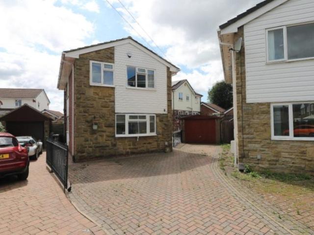 Kirkstone Drive, Gomersal. 3 bed detached house to rent £1,350 pcm £312 pw