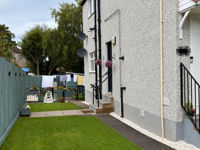 Kirriemuir Avenue, Glasgow, G52 3 bed flat to rent £1,325 pcm £306 pw