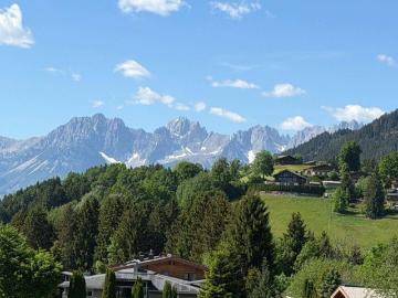 Kitzbühel | Premium Freizeitwohnsitz mit Streifblick und Golfplatz vor der Tür