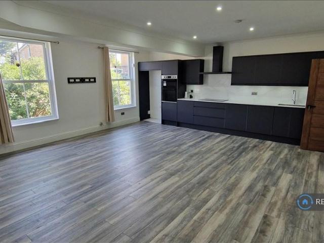 Kitchener Avenue, Kent, DA12 5 bed detached house to rent £2,600 pcm £600 pw