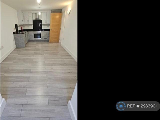 Kitchener House, High Wycombe, HP11 2 bed penthouse to rent £1,500 pcm £346 pw