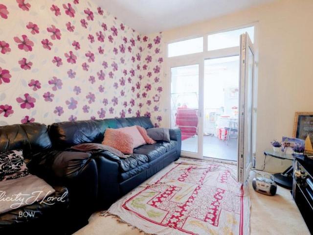 Kitchener Road, London 1 bed apartment to rent £1,550 pcm £358 pw