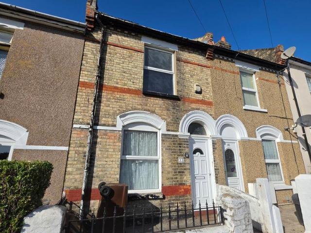 Kitchener Road, Rochester, ME2 3 bed terraced house to rent £1,350 pcm £312 pw