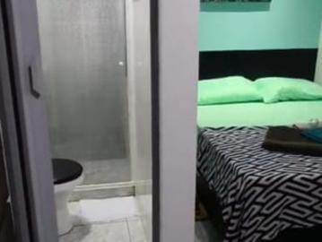 Kitinete mobiliada só para homens, na rua da praia Recreio