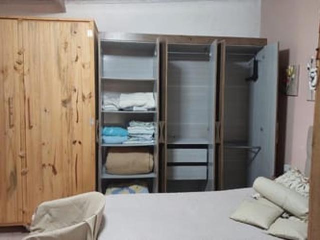 Kitnete em casa em Balneário Pinhal para mulheres