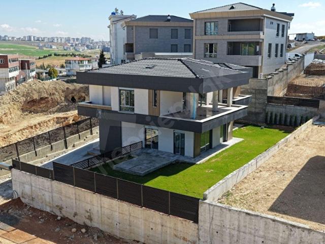 KIZILHİSARDA LÜKS VE HUZURLU 4+1 SATILIK VİLLA