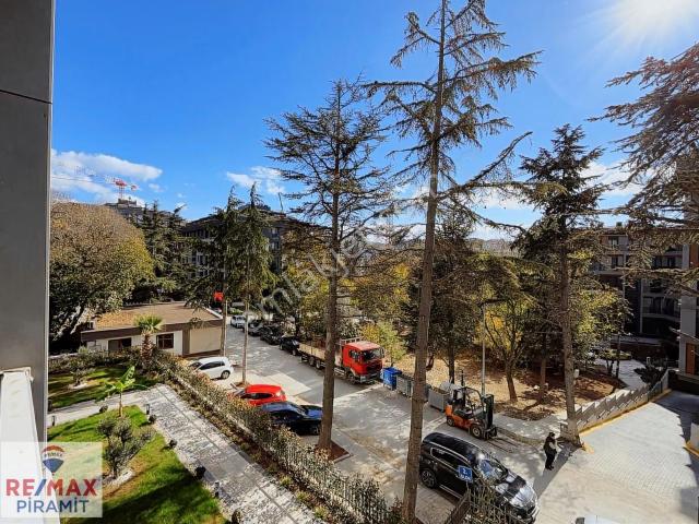 Koşuyolu Validebağ Sitesi'nde Geniş Satılık 3+1. Hesna Yılmaz