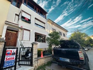 Koşuyolu Sabancı Sitesi Karşısı Geniş 2+1 Satılık Daire / Boştur