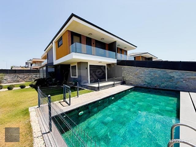 Köşe Konumda Ultra Lüks 5+1 Villa