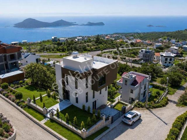 Köşe Parsel, Önü Yeşil Alan, Deniz Manzaralı 5+1 Müstakil Villa