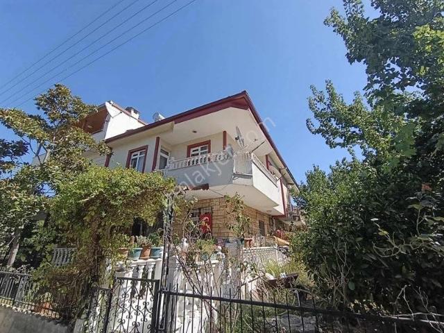 Köşemsden Merkezi Konumda Müstakil Bahçeli 3+1 Satılık Tripleks