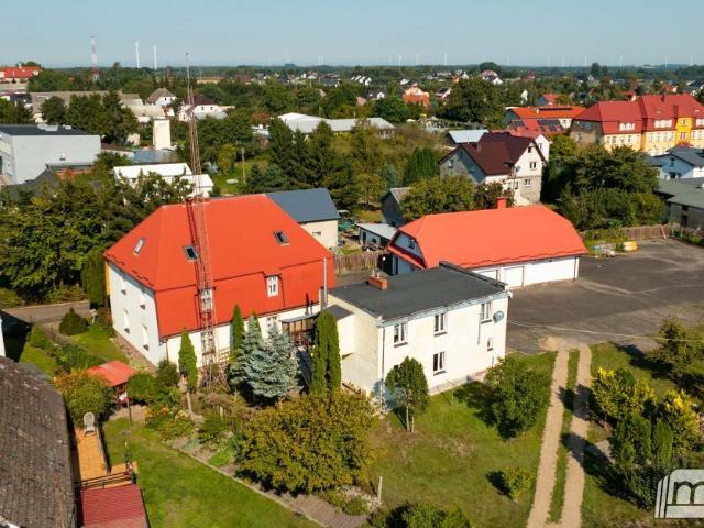 Dom z trzema mieszkaniami i garażem w Gościnie