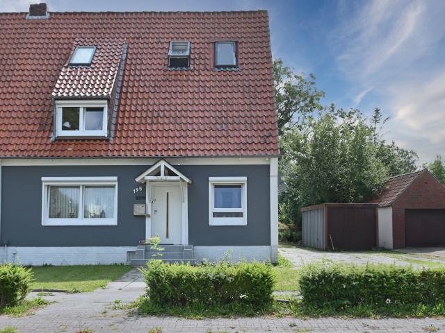 Komfort & Charme – Doppelhaushälfte mit ausgebautem Dach, großzügigem Garten und moderner Technik