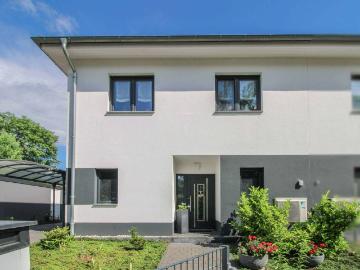 Komfort pur Neuwertige Doppelhaushälte mit gehobener Ausstattung