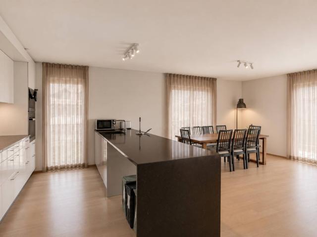 Komfort und Helligkeit für diese 4,5 Zimmer Wohnung im Herzen des Dorfes