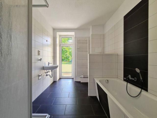 Komfortabel wohnen: Geräumige Wohnküche, überdachter Balkon & Bad mit Wanne/Dusche Stellplatz mgl