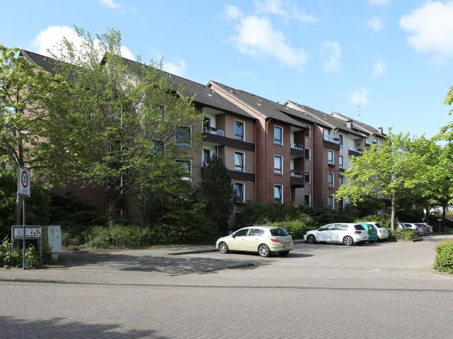 Komfortabel geschnittene Wohnung mit zwei Loggien / 1.OG links