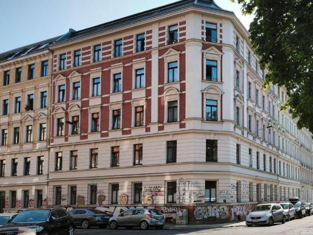 Komfortable und hochwertige 2 Zimmer Wohnung mit Balkon+ Parkett + Bad mit Fenster+ Wanne & Dusche+ gepflegtes Anwesen