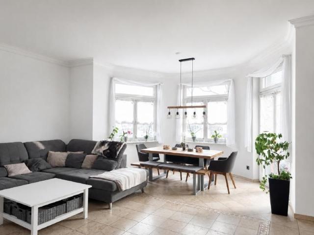 Komfortable Wohnung in neu erbauter Stadtvilla !