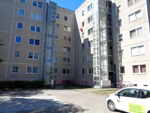 Komfortable Wohnung in Hohenstücken: Aufzug, Balkon und Badewanne inklusive