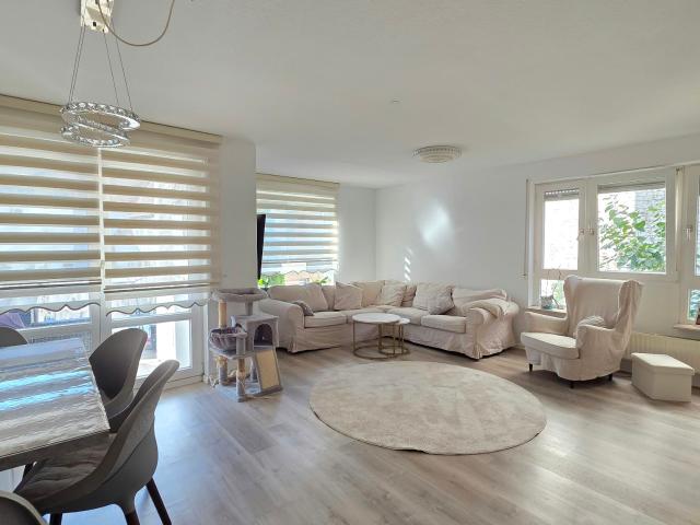 Komfortable großzügige 3 Zimmer Wohnung mit Balkon & TG Stpl