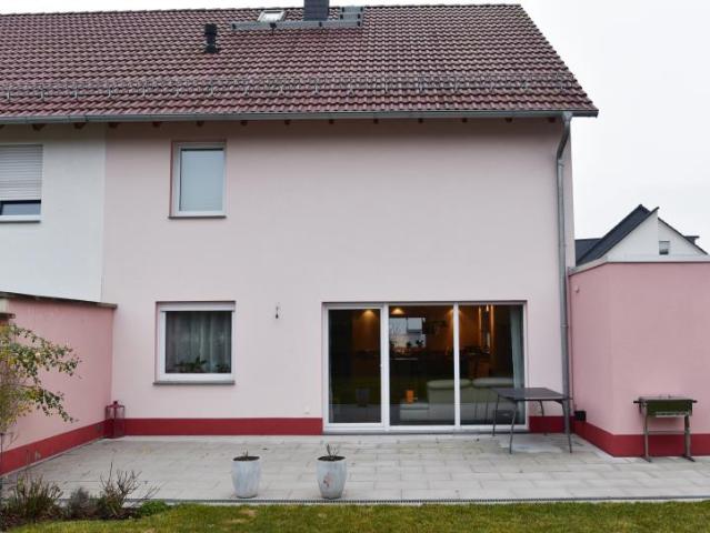 Komfortables Niedrigenergiehaus mit Erdwärme und Garten