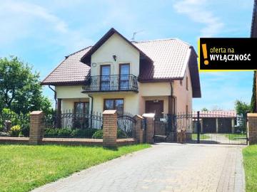Komfortowy dom na dużej działce z garażami i ogrodem