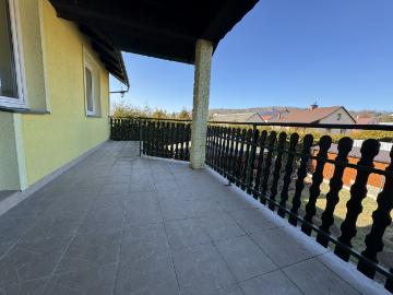 Komfortowy dom z dużym garażem i tarasem w Rzeszowie