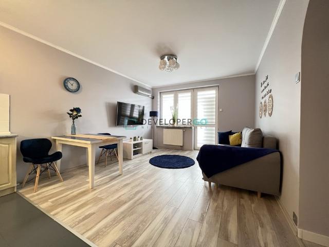 Komfortowe 40 m² salon z aneksem kuchennym i blisko centrum