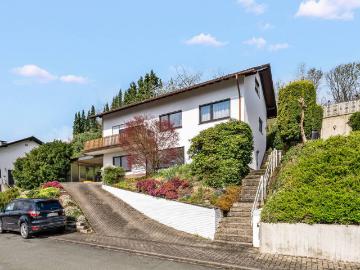 #KOMINOS IMMOBILIEN# Zweifamilienhaus mit Terasse, Balkon und Carport in Heggen