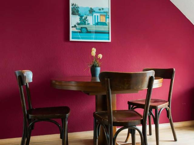 + + komlplett möblierte 2,5 Zimmerwohnung mit Balkon, Internet und TV! + +