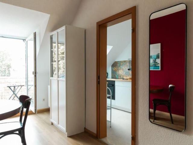 + + komlplett möblierte 2,5 Zimmerwohnung mit Balkon, Internet und TV! + +