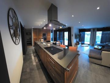 Kommen Sie und lassen Sie sich im kleinen Kalifornien von Wallis nieder – Eleganz und Modernität für diese großartige 4,5 Zimmer Wohnung, die komplett im Herzen von Fully renoviert wurde