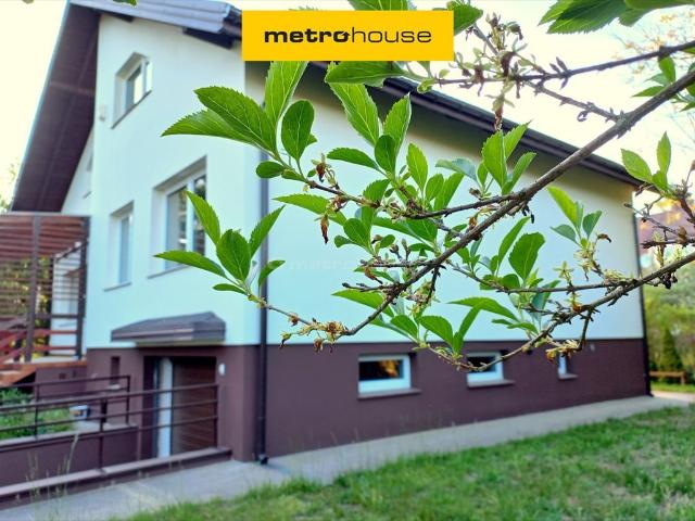 Komorów: Dom po remoncie z dwoma budynkami i ogrodem