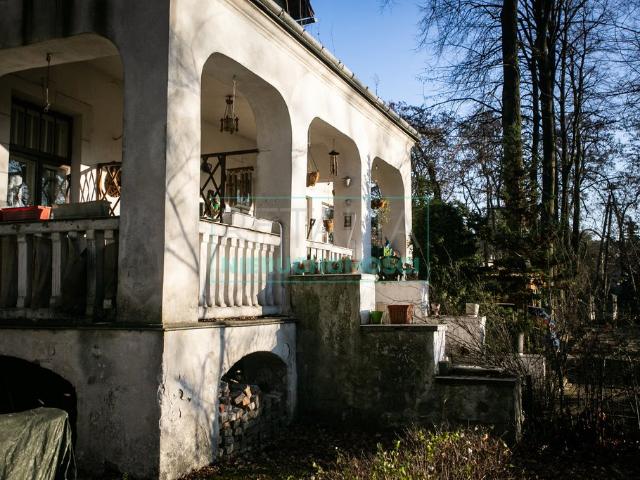 Klasyczna willa w Komorowie z dużym potencjałem inwestycyjnym polecam