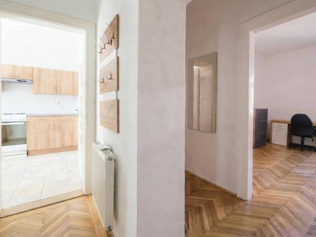 Kompakt, charmant, zentral: 2 Zimmer Stilaltbau mit Balkon